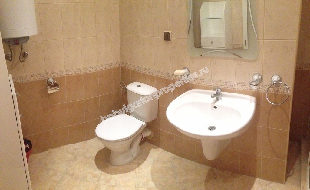 Меблированная трехкомнатная квартира на продажу вблизи пляжа в курорте Золотые пески