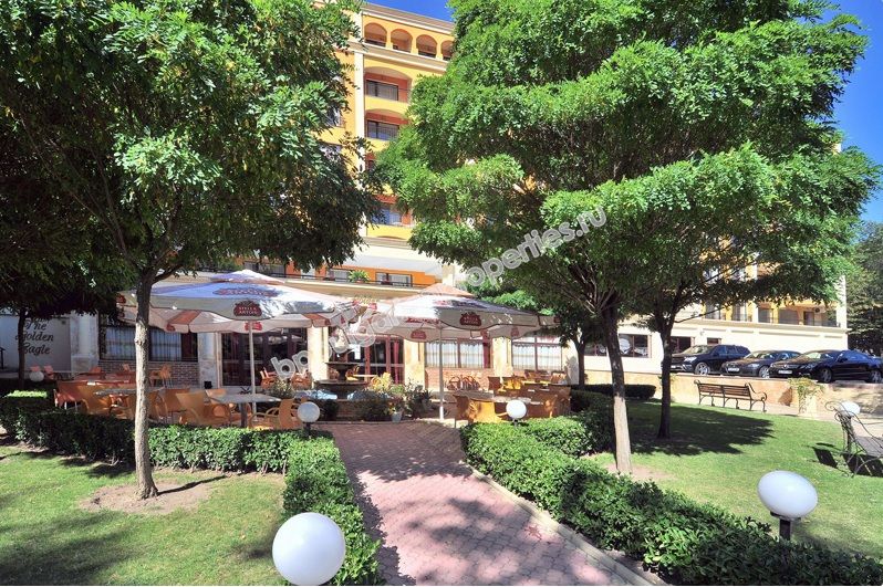 Меблированная трехкомнатная квартира на продажу вблизи пляжа в курорте Золотые пески