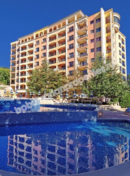 Меблированная трехкомнатная квартира на продажу вблизи пляжа в курорте Золотые пески