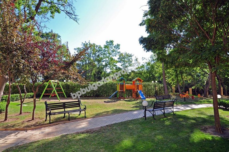 Меблированная трехкомнатная квартира на продажу вблизи пляжа в курорте Золотые пески