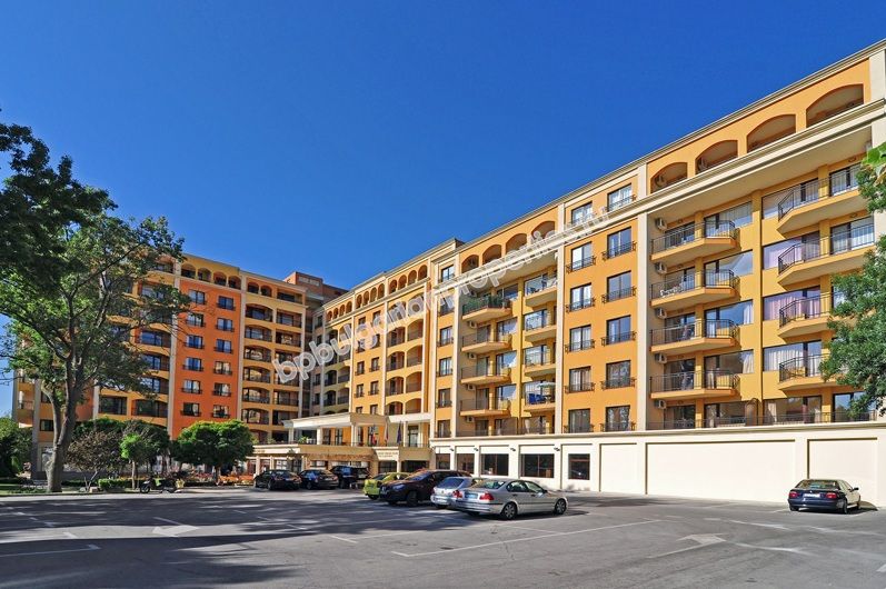 Меблированная трехкомнатная квартира на продажу вблизи пляжа в курорте Золотые пески