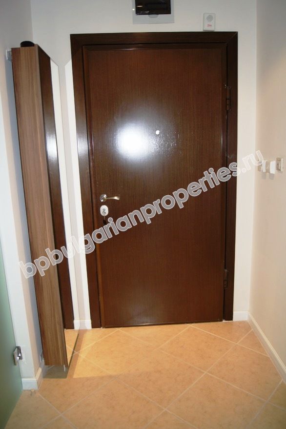 На продажу фешенебельный двухкомнатный апартамент на первой линии моря в курорте Лозенец