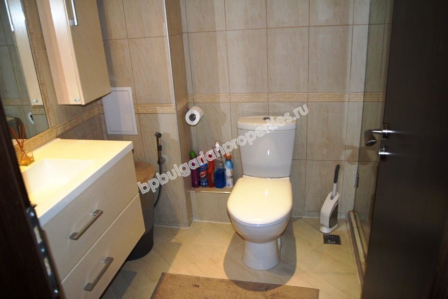 На продажу фешенебельный двухкомнатный апартамент на первой линии моря в курорте Лозенец