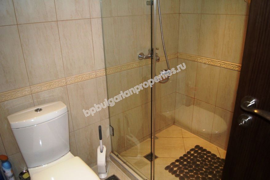 На продажу фешенебельный двухкомнатный апартамент на первой линии моря в курорте Лозенец