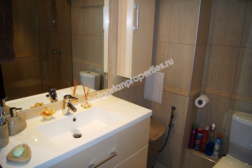 На продажу фешенебельный двухкомнатный апартамент на первой линии моря в курорте Лозенец