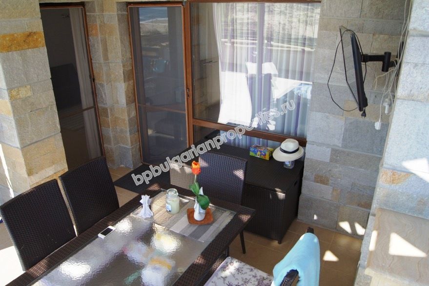 На продажу фешенебельный двухкомнатный апартамент на первой линии моря в курорте Лозенец