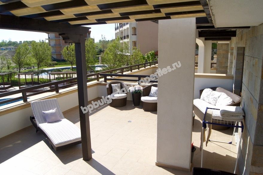 На продажу фешенебельный двухкомнатный апартамент на первой линии моря в курорте Лозенец