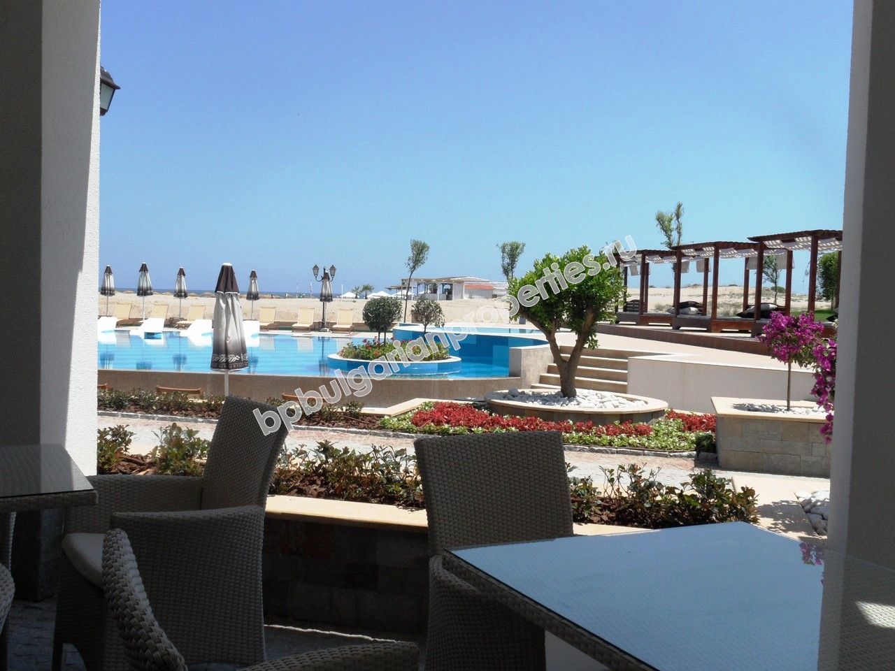 На продажу фешенебельный двухкомнатный апартамент на первой линии моря в курорте Лозенец