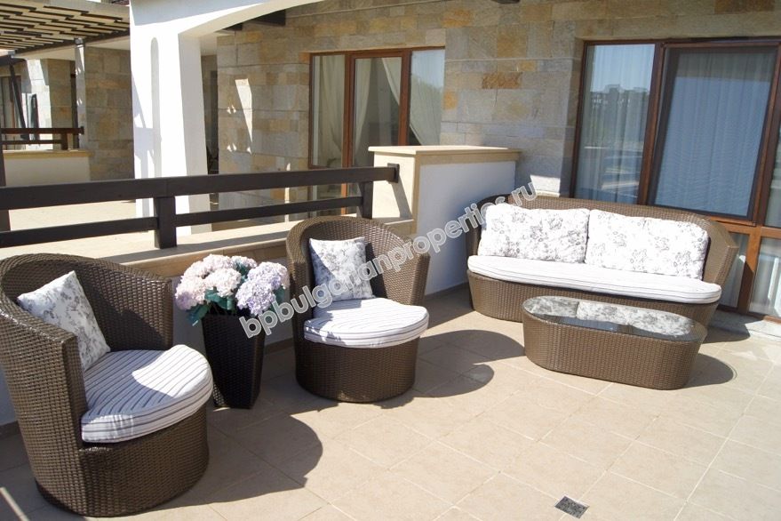 На продажу фешенебельный двухкомнатный апартамент на первой линии моря в курорте Лозенец