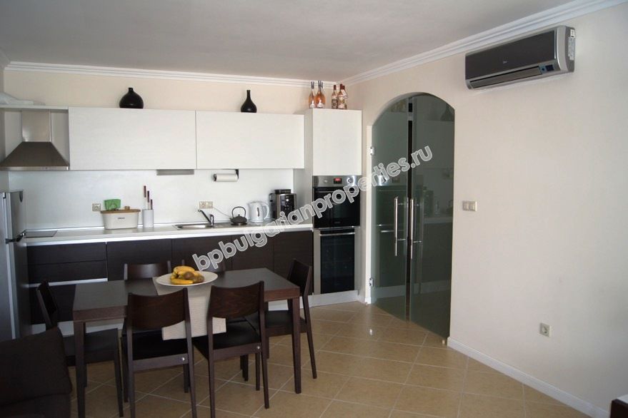 На продажу фешенебельный двухкомнатный апартамент на первой линии моря в курорте Лозенец