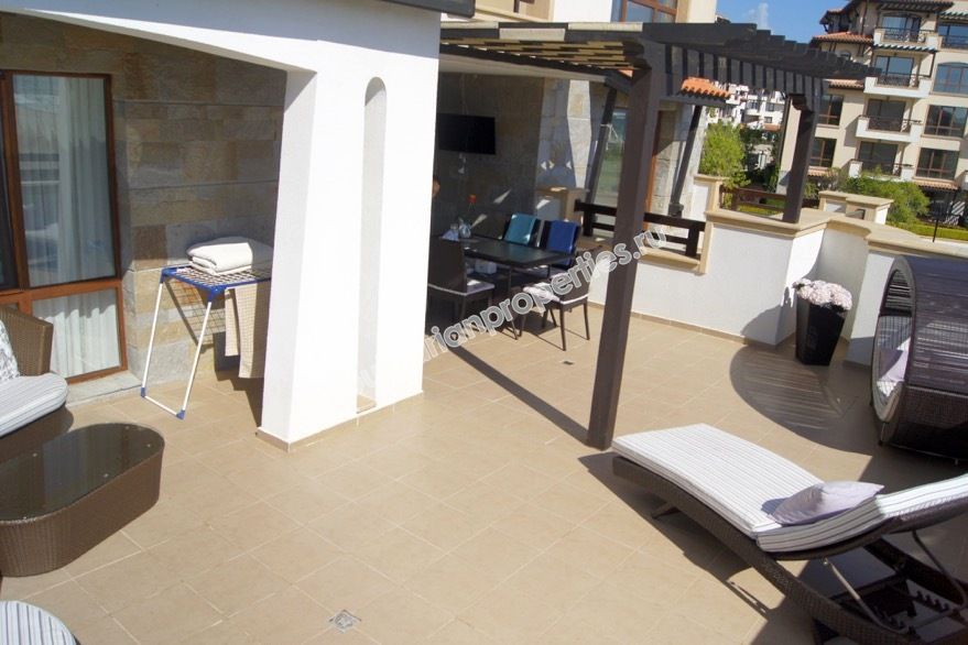 На продажу фешенебельный двухкомнатный апартамент на первой линии моря в курорте Лозенец