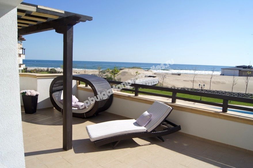 На продажу фешенебельный двухкомнатный апартамент на первой линии моря в курорте Лозенец