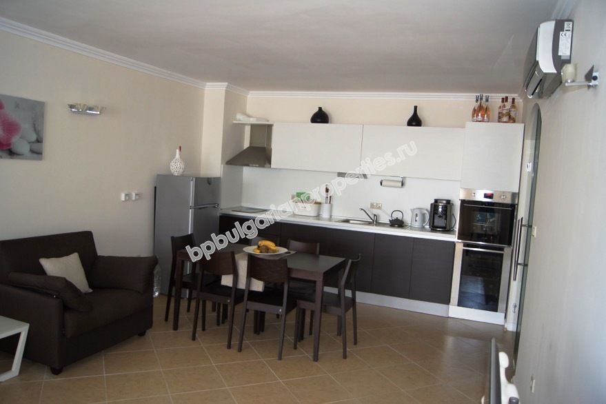 На продажу фешенебельный двухкомнатный апартамент на первой линии моря в курорте Лозенец