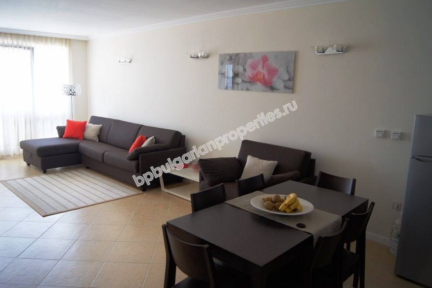 На продажу фешенебельный двухкомнатный апартамент на первой линии моря в курорте Лозенец