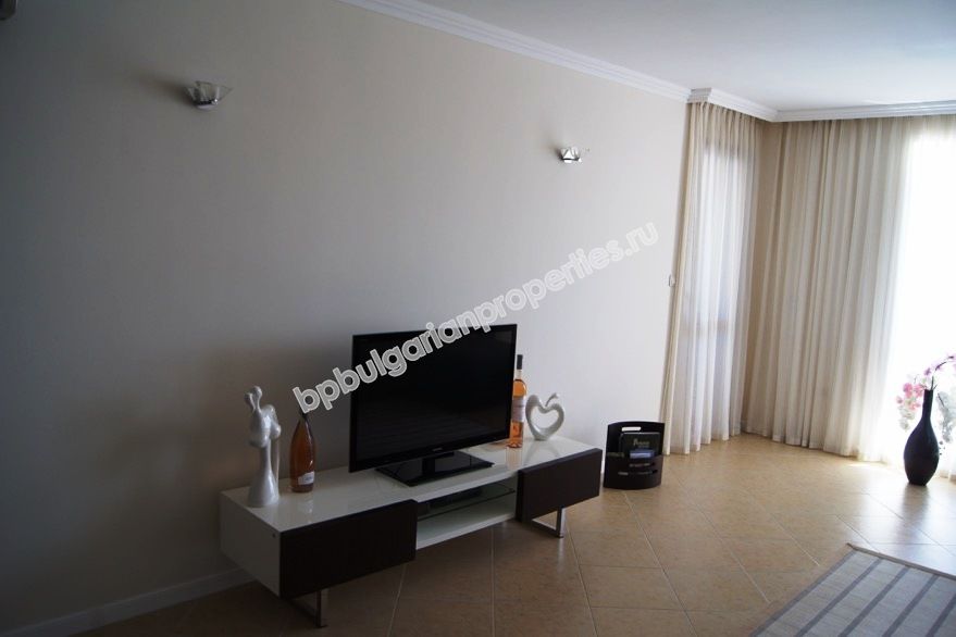 На продажу фешенебельный двухкомнатный апартамент на первой линии моря в курорте Лозенец