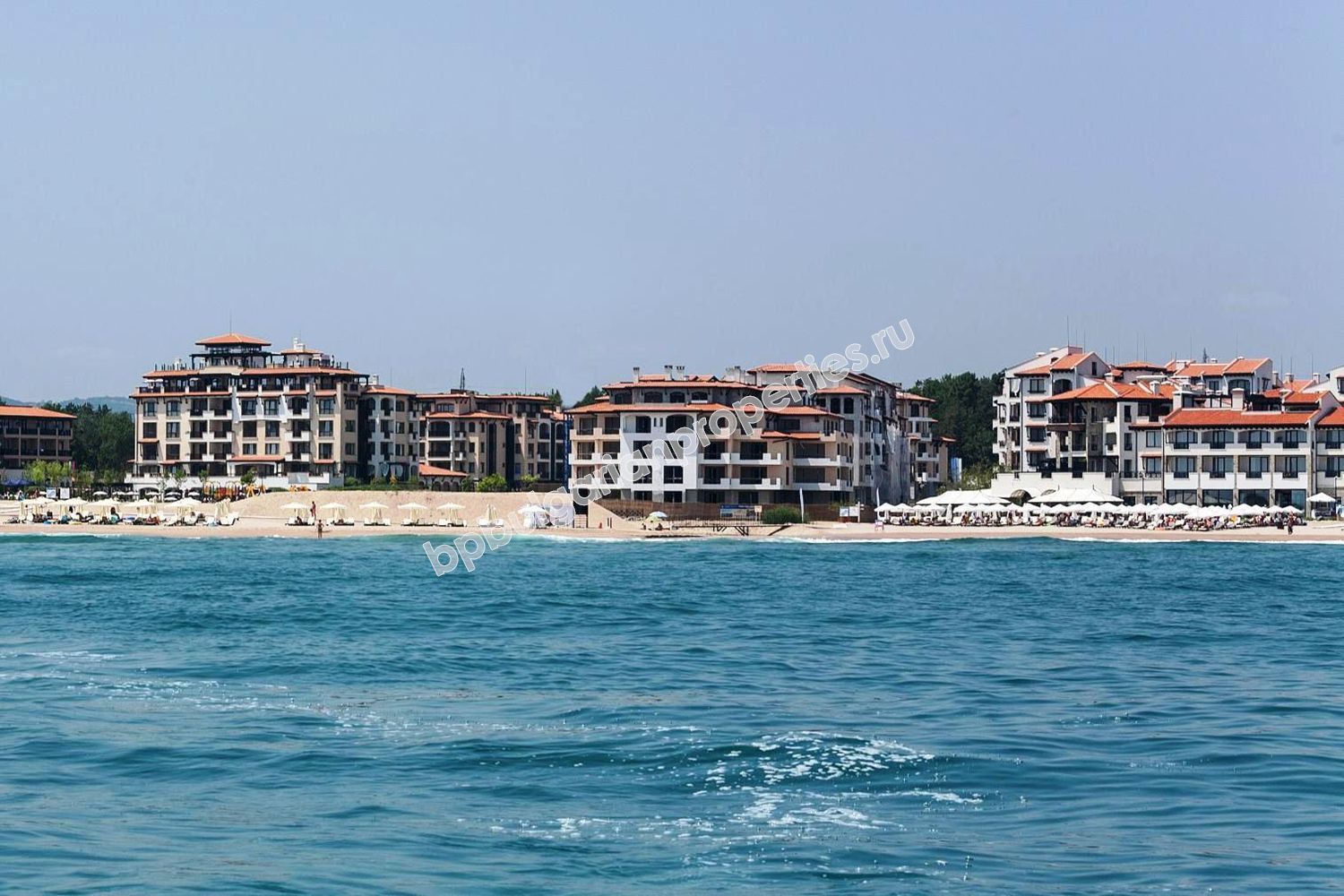 На продажу фешенебельный двухкомнатный апартамент на первой линии моря в курорте Лозенец