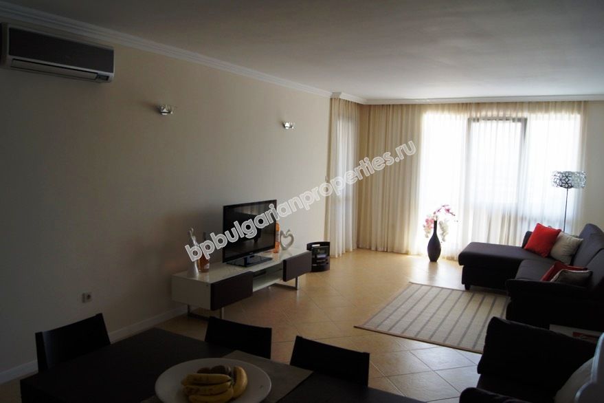 На продажу фешенебельный двухкомнатный апартамент на первой линии моря в курорте Лозенец