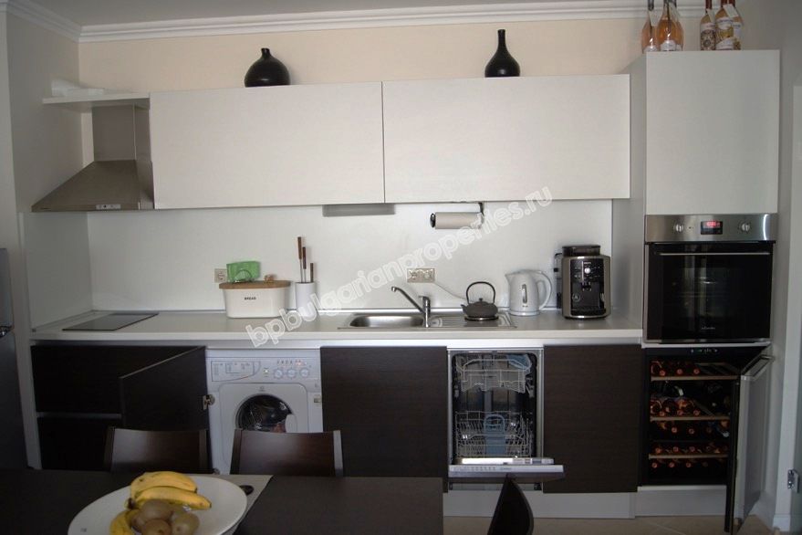 На продажу фешенебельный двухкомнатный апартамент на первой линии моря в курорте Лозенец