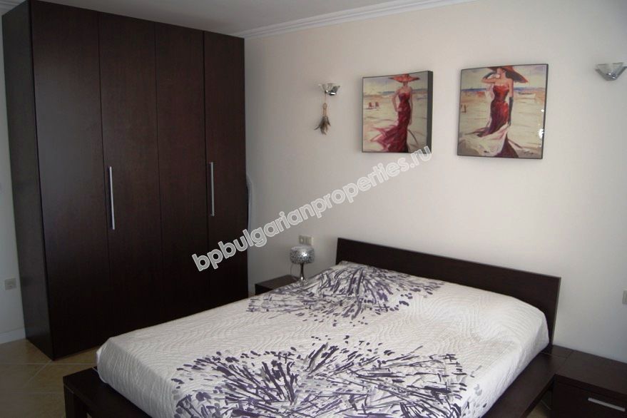 На продажу фешенебельный двухкомнатный апартамент на первой линии моря в курорте Лозенец