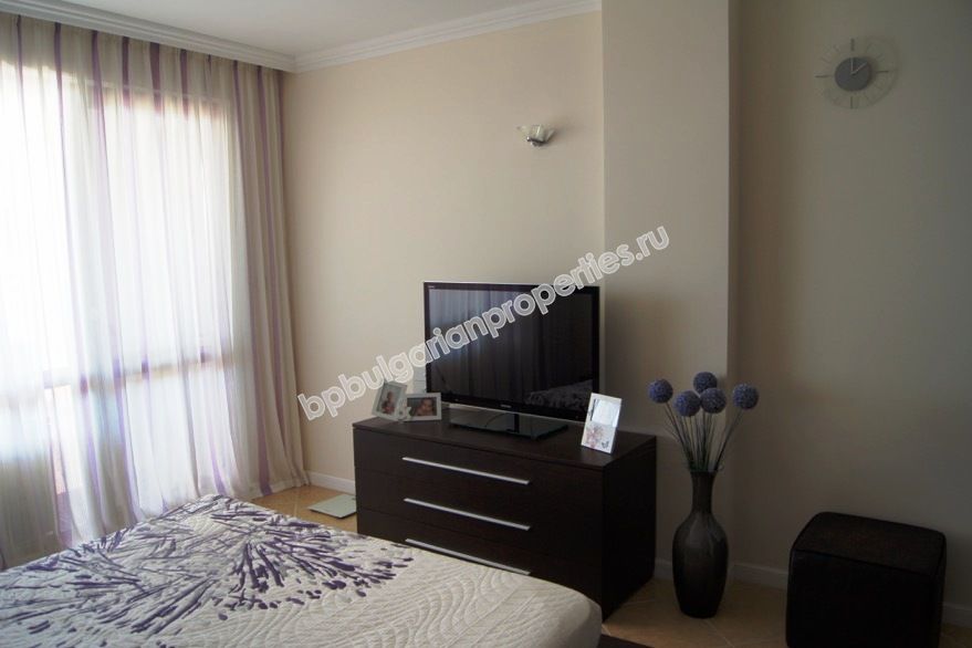 На продажу фешенебельный двухкомнатный апартамент на первой линии моря в курорте Лозенец