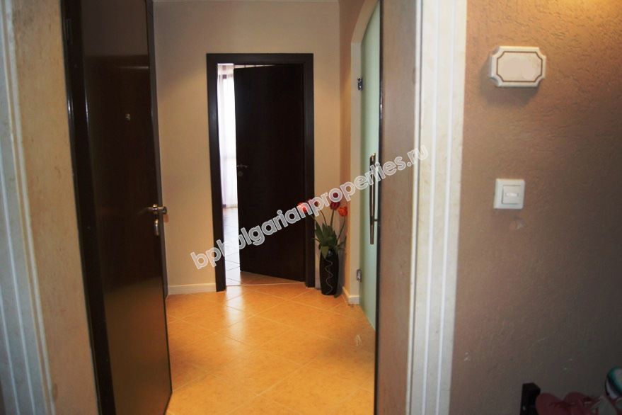 На продажу фешенебельный двухкомнатный апартамент на первой линии моря в курорте Лозенец