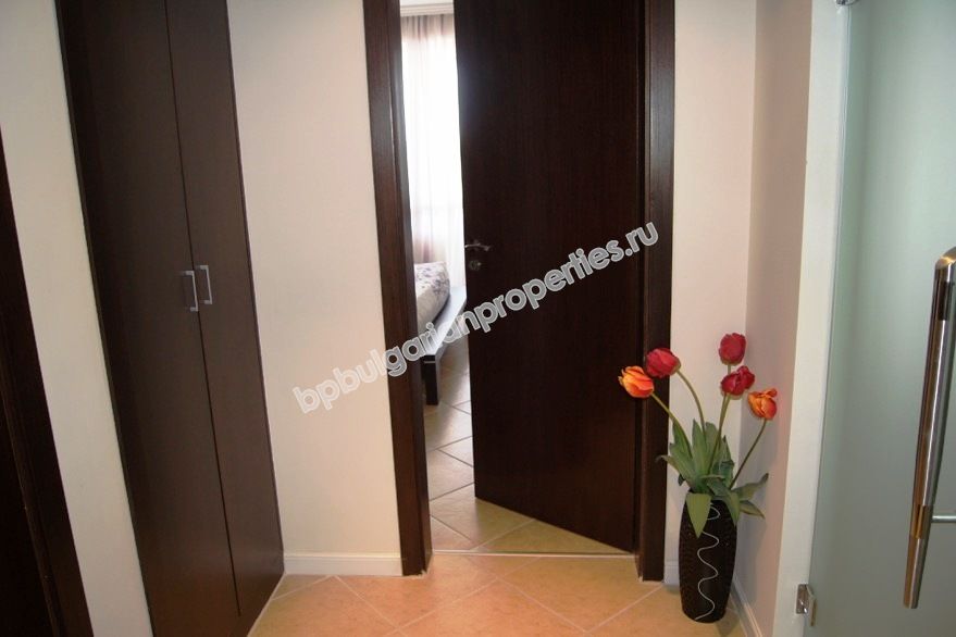 На продажу фешенебельный двухкомнатный апартамент на первой линии моря в курорте Лозенец