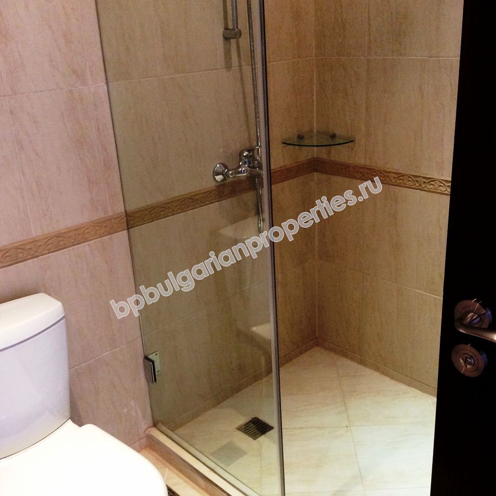 На продажу фешенебельный двухкомнатный апартамент на первой линии моря в курорте Лозенец