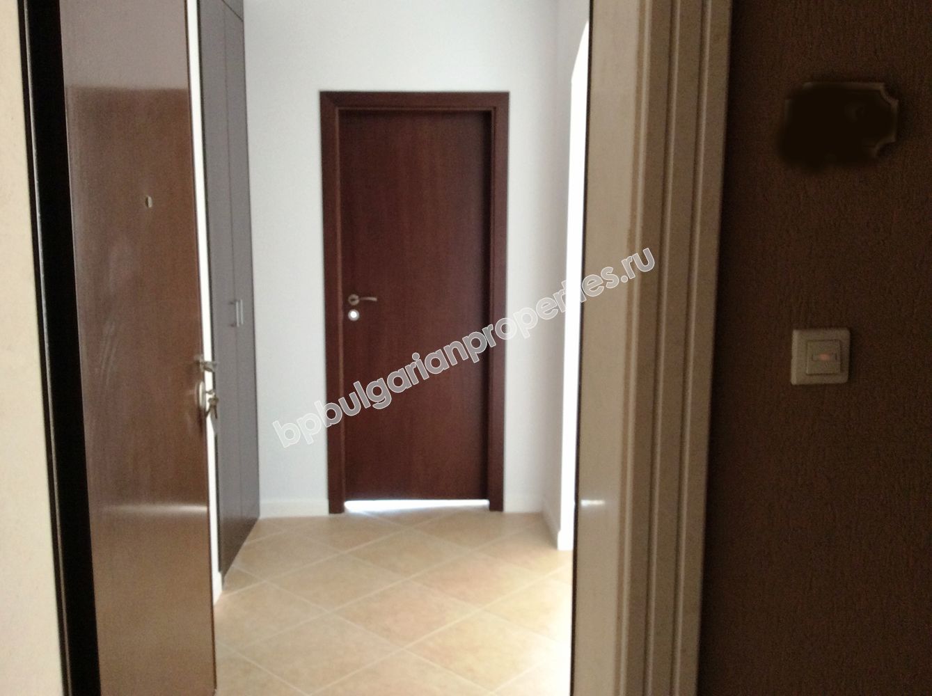 На продажу фешенебельный двухкомнатный апартамент на первой линии моря в курорте Лозенец