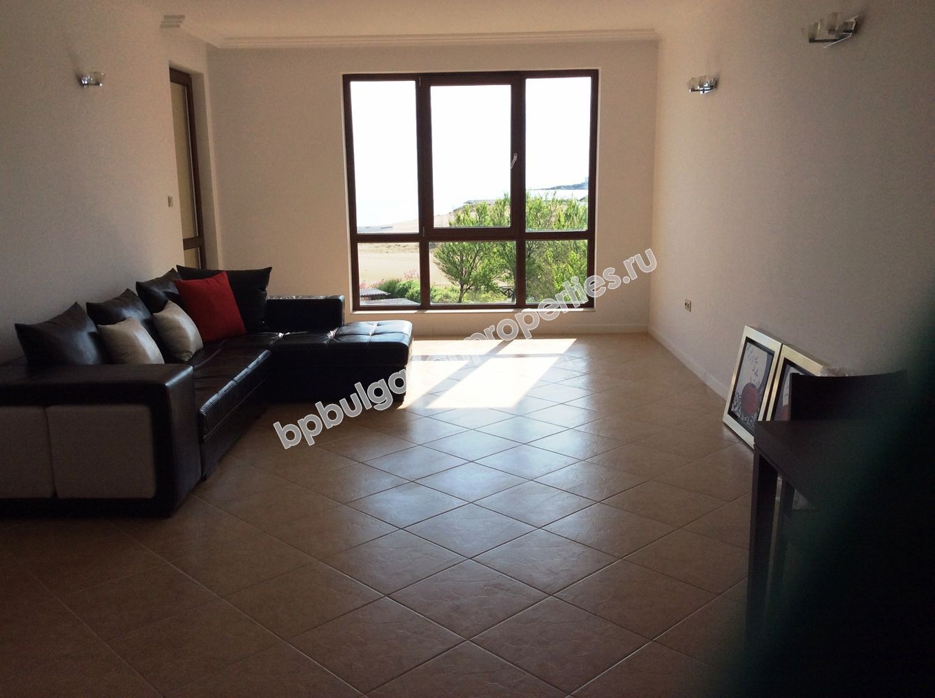 На продажу фешенебельный двухкомнатный апартамент на первой линии моря в курорте Лозенец