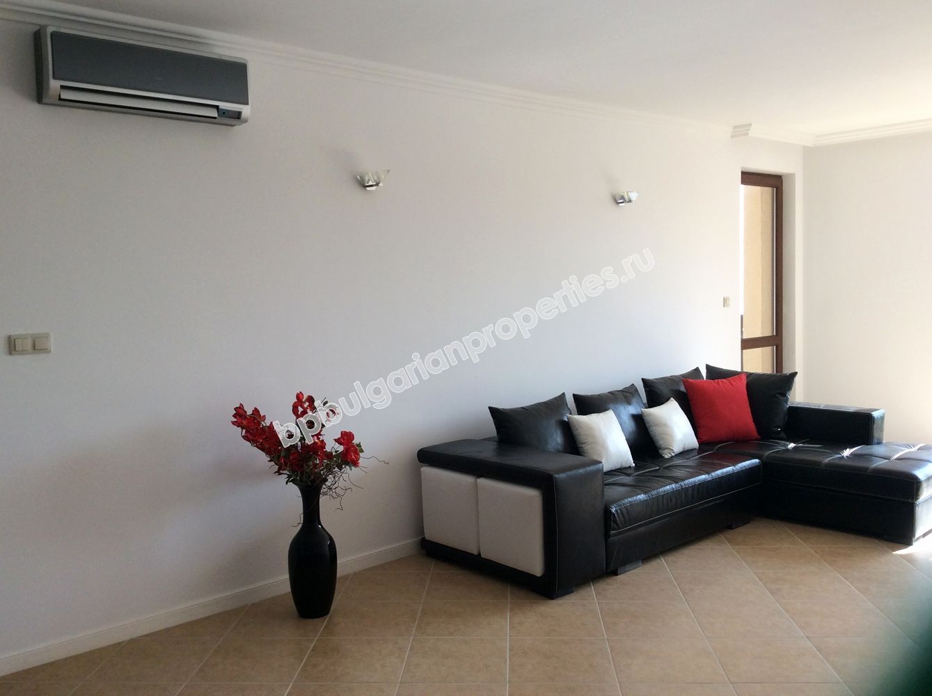 На продажу фешенебельный двухкомнатный апартамент на первой линии моря в курорте Лозенец