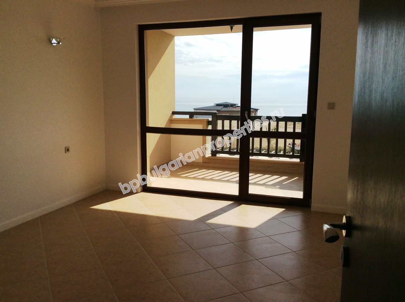 На продажу фешенебельный двухкомнатный апартамент на первой линии моря в курорте Лозенец