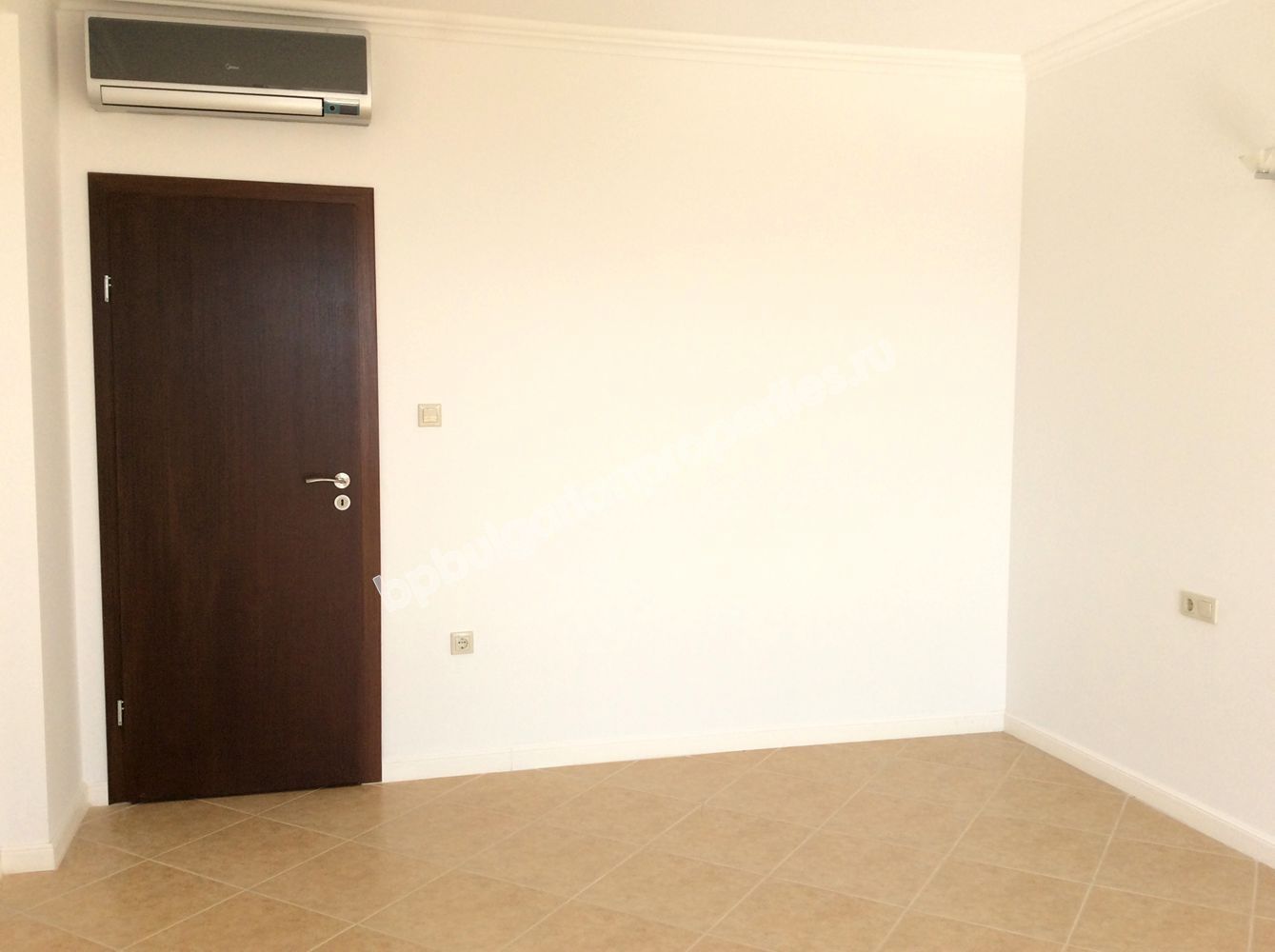 На продажу фешенебельный двухкомнатный апартамент на первой линии моря в курорте Лозенец