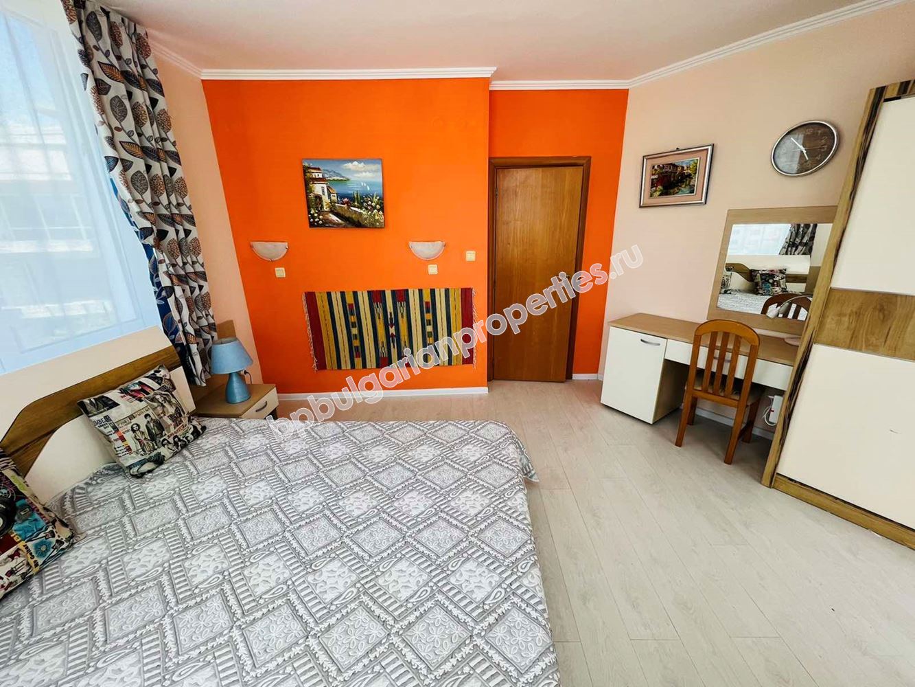 Трехкомнатная меблированная квартира близко к морю на продажу в курорте Святой Влас