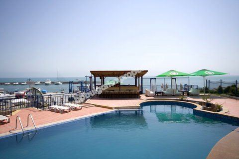 Трехкомнатная меблированная квартира близко к морю на продажу в курорте Святой Влас