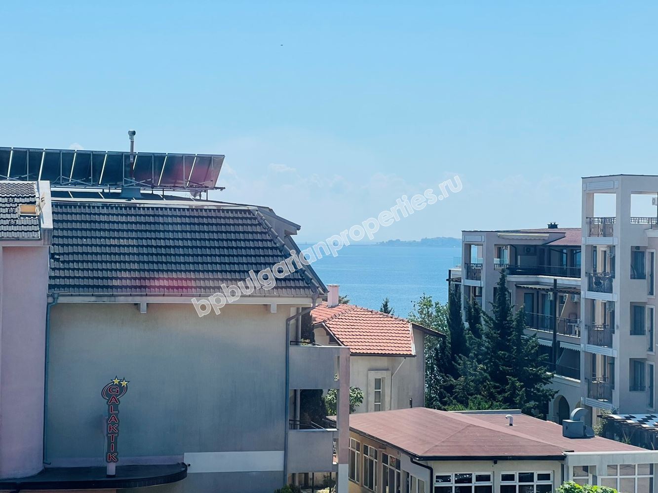 Трехкомнатная меблированная квартира близко к морю на продажу в курорте Святой Влас