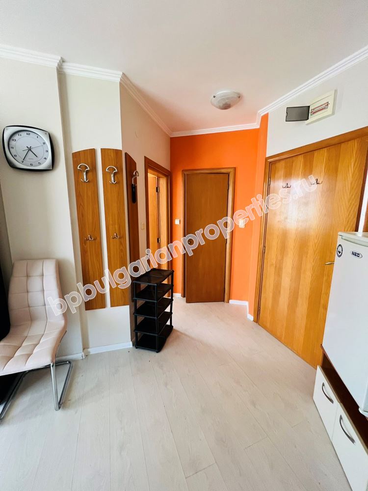 Трехкомнатная меблированная квартира близко к морю на продажу в курорте Святой Влас