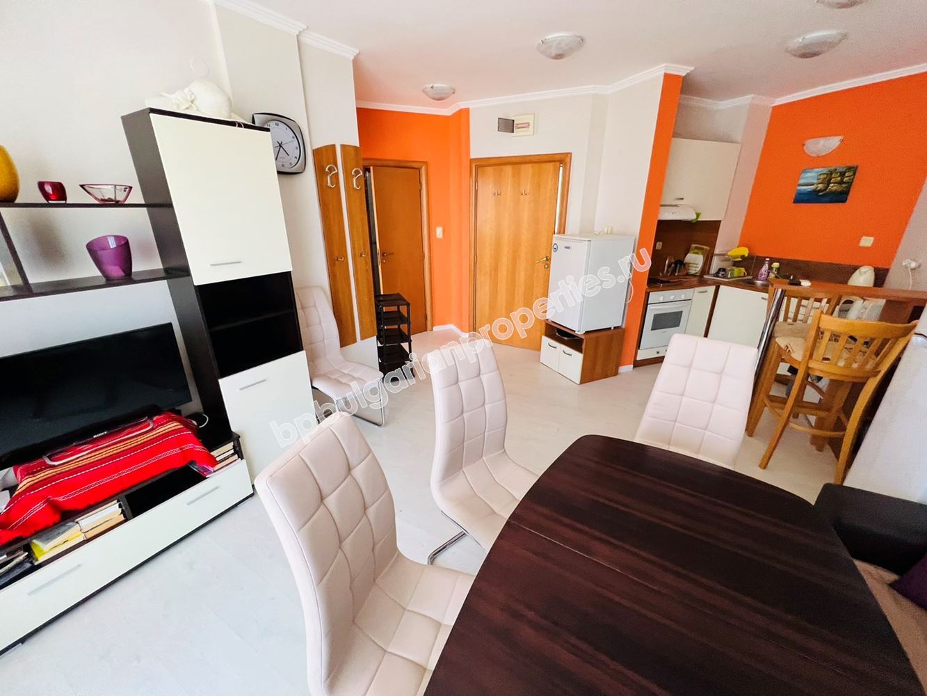 Трехкомнатная меблированная квартира близко к морю на продажу в курорте Святой Влас