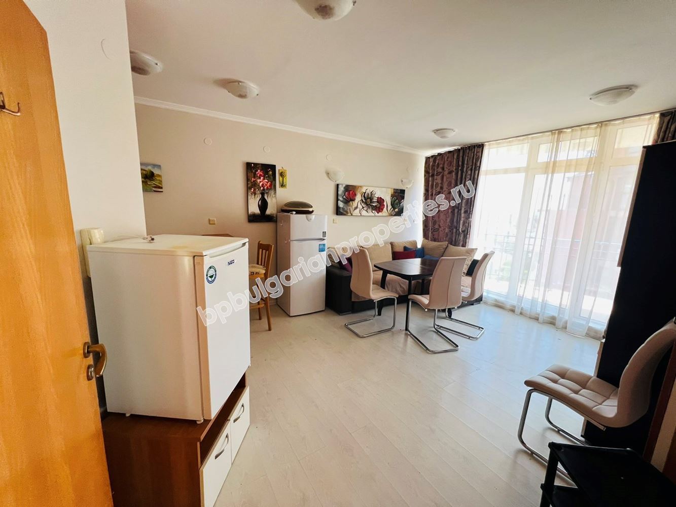 Трехкомнатная меблированная квартира близко к морю на продажу в курорте Святой Влас