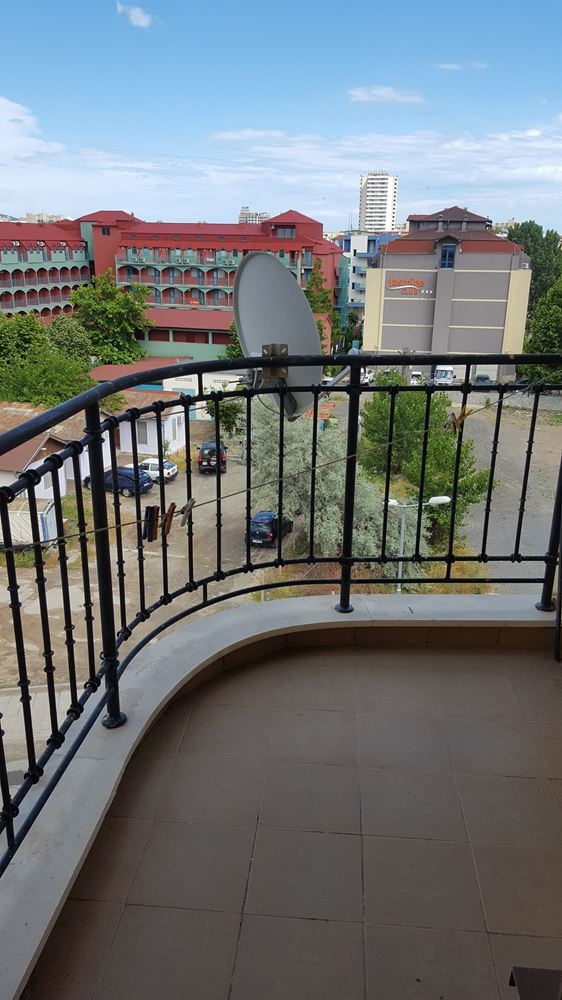 Просторная двухкомнатная квартира близко от центра Солнечного Берега