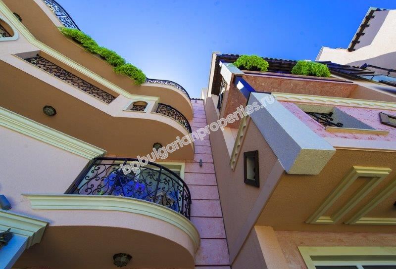 Шикарные квартиры в красивом комплексе на первой линии моря на продажу в городе Созополь