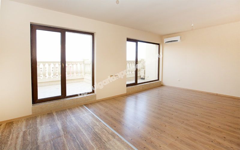 Люксовые квартиры с видом на море до пляжа в курорте Золотые пески