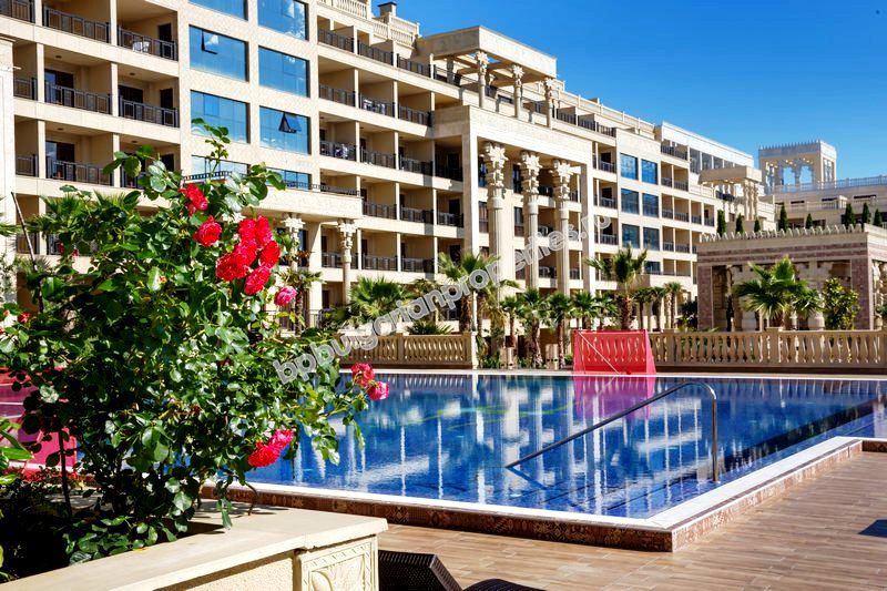 Люксовые квартиры с видом на море до пляжа в курорте Золотые пески