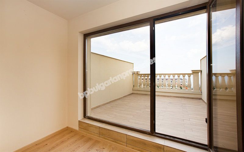 Люксовые квартиры с видом на море до пляжа в курорте Золотые пески