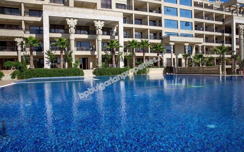 Люксовые квартиры с видом на море до пляжа в курорте Золотые пески