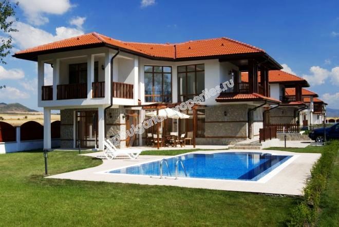 На продажу люксовые виллы в новом комплексе недалеко от моря