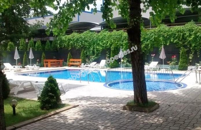 Недорогая двухкомнатная квартира близко от цента Солнечного Берега