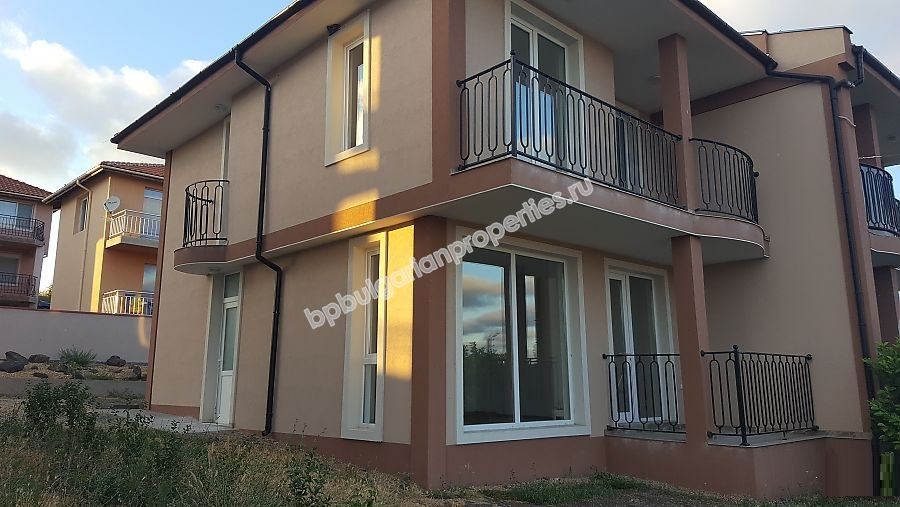 Новый двухэтажный дом с мебелью всего в 10 км от моря, обл. Бургас