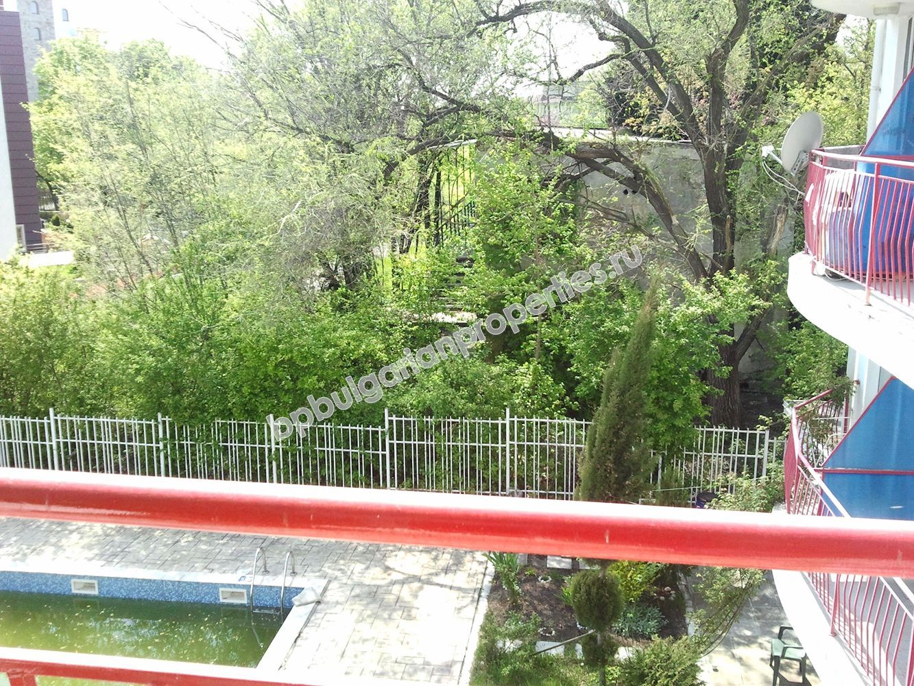 Люксовая меблированная трехкомнатная квартира недалеко от Южного пляжа на продажу в курорте Равда