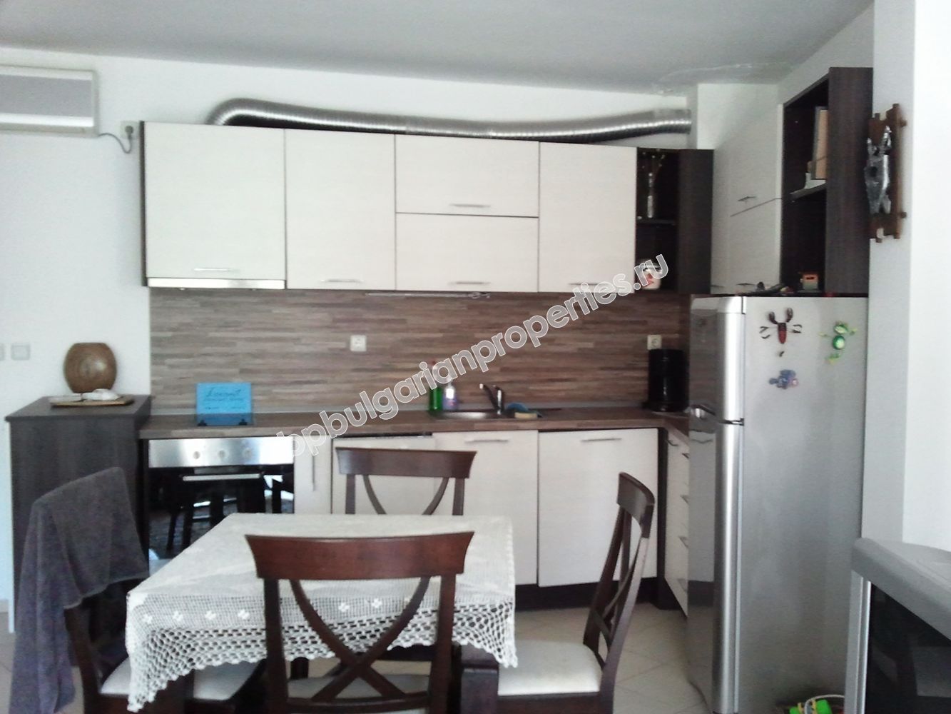 Люксовая меблированная трехкомнатная квартира недалеко от Южного пляжа на продажу в курорте Равда