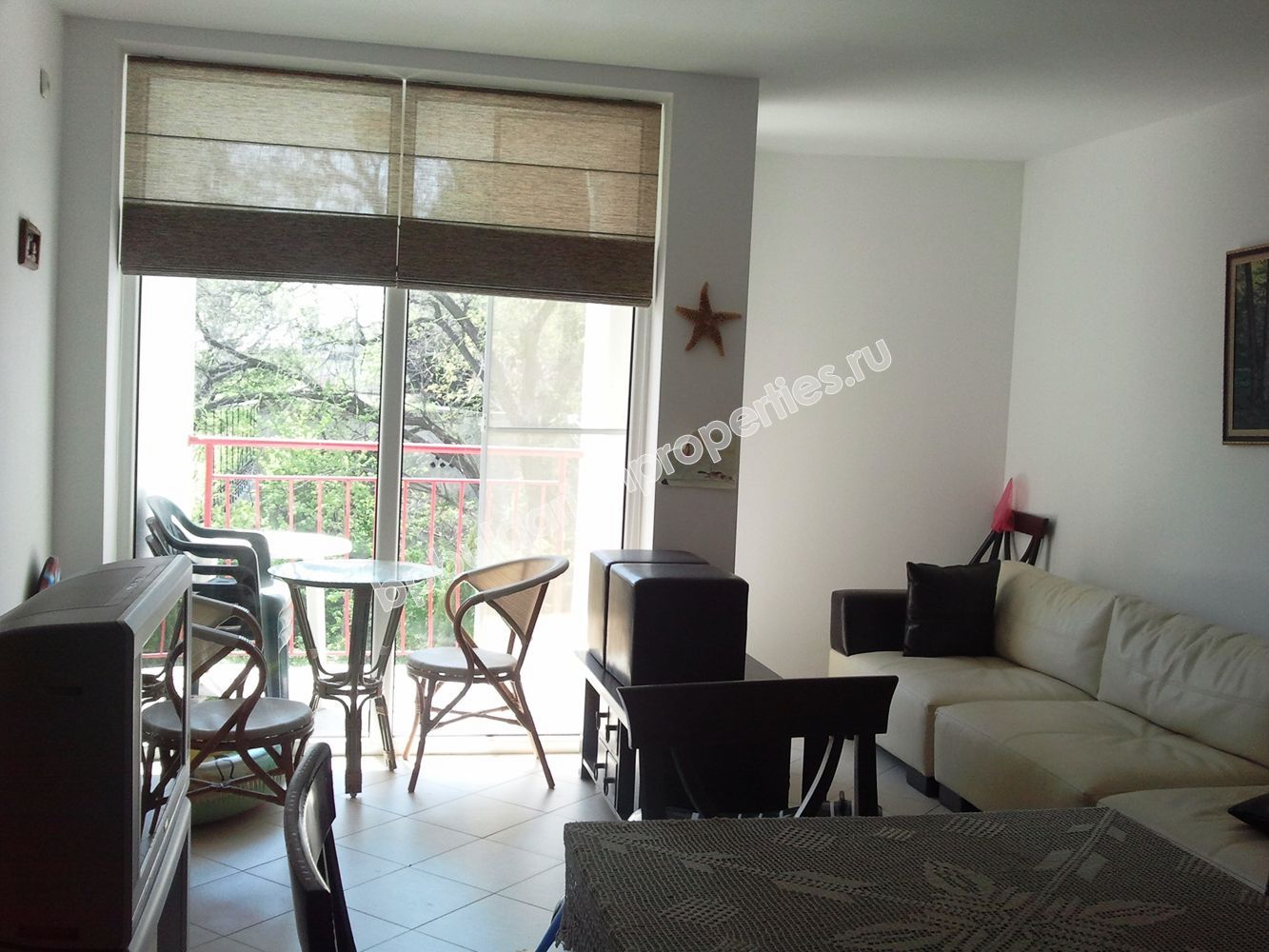 Люксовая меблированная трехкомнатная квартира недалеко от Южного пляжа на продажу в курорте Равда